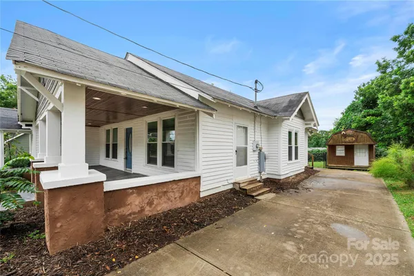a view of a house with backyard