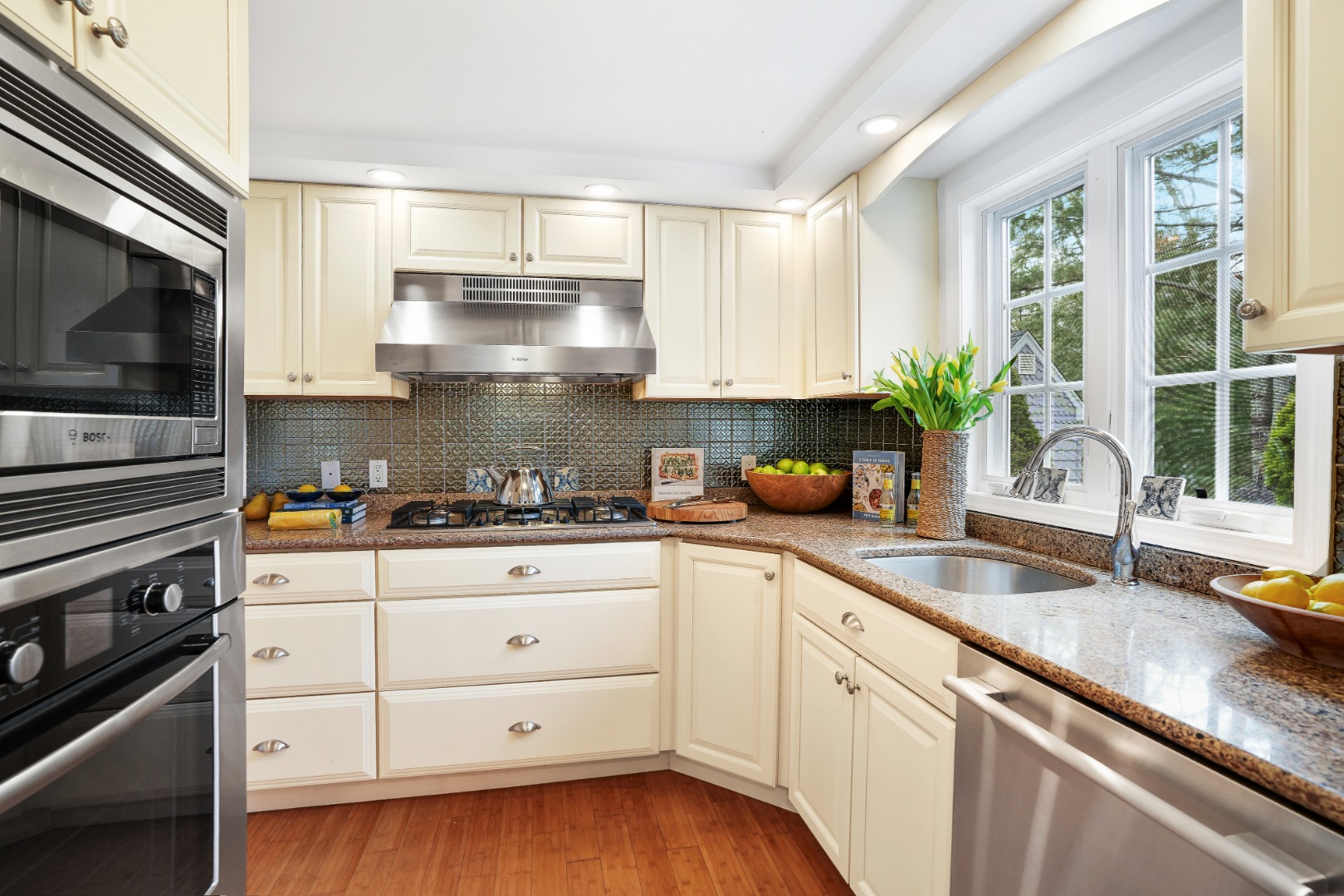 26 Sea Glen Road Oak Bluffs, MA 02557 - Photo 12 of 36