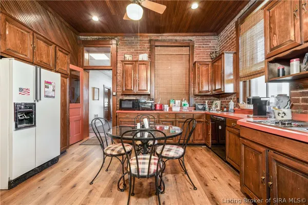 $650,000 | 209 East Chestnut Street, Jeffersonville, IN 47130