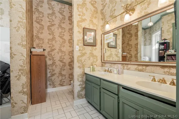 $650,000 | 209 East Chestnut Street, Jeffersonville, IN 47130