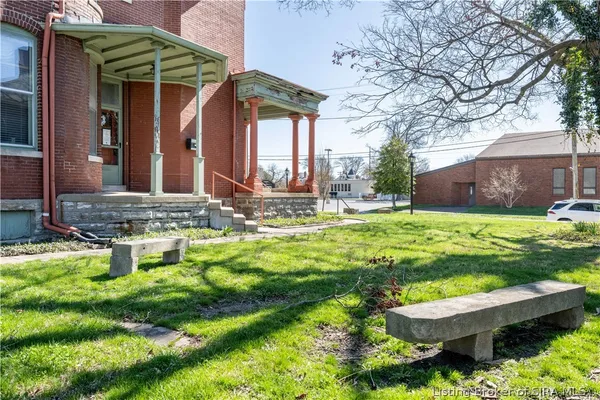 $650,000 | 209 East Chestnut Street, Jeffersonville, IN 47130