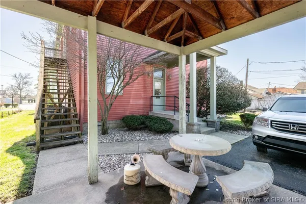 $650,000 | 209 East Chestnut Street, Jeffersonville, IN 47130