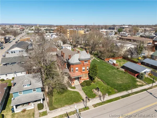$650,000 | 209 East Chestnut Street, Jeffersonville, IN 47130