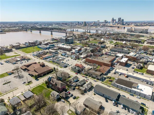 $650,000 | 209 East Chestnut Street, Jeffersonville, IN 47130