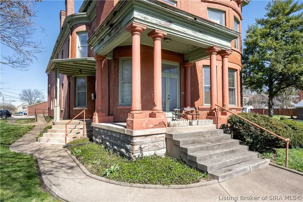 $650,000 | 209 East Chestnut Street, Jeffersonville, IN 47130