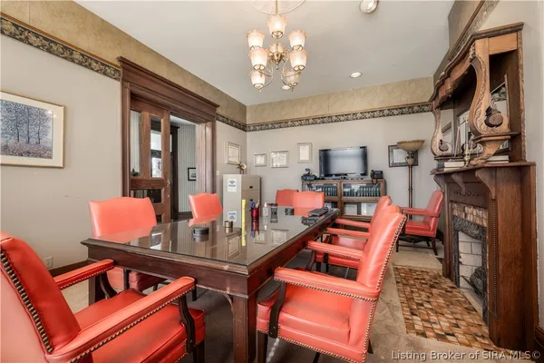 $650,000 | 209 East Chestnut Street, Jeffersonville, IN 47130