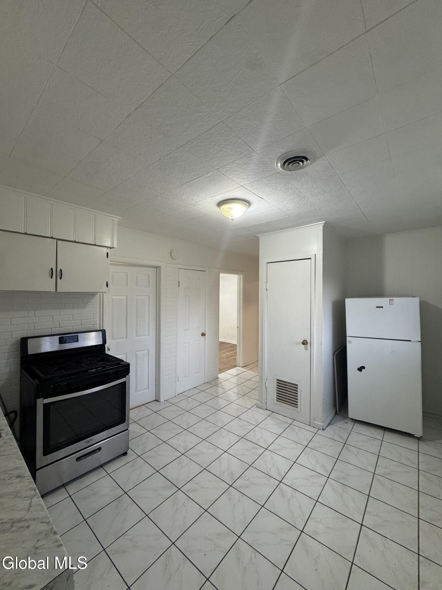 1701 Carrie Street, Unit 3 Schenectady, NY 12308 - Photo 2 of 15 IMG_3751