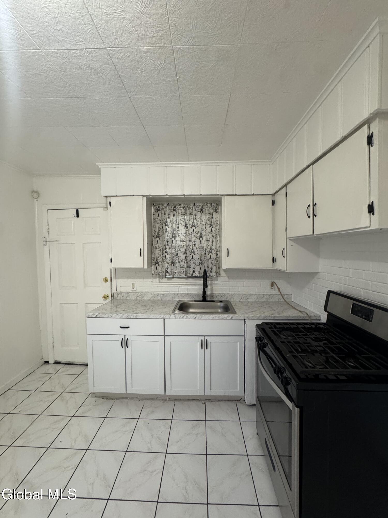 1701 Carrie Street, Unit 3 Schenectady, NY 12308 - Photo 3 of 15 IMG_3752