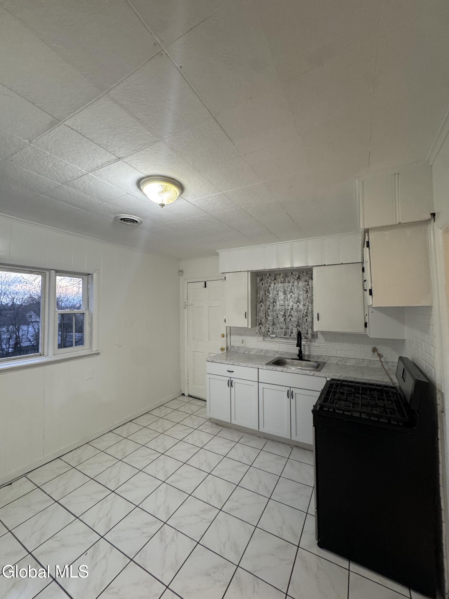 1701 Carrie Street, Unit 3 Schenectady, NY 12308 - Photo 4 of 15 IMG_3750