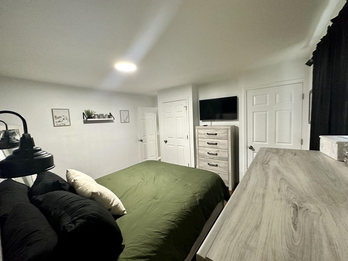 3420 Roesner Drive Markham, IL 60428 - Photo 10 of 21 a bedroom with a bed and a television