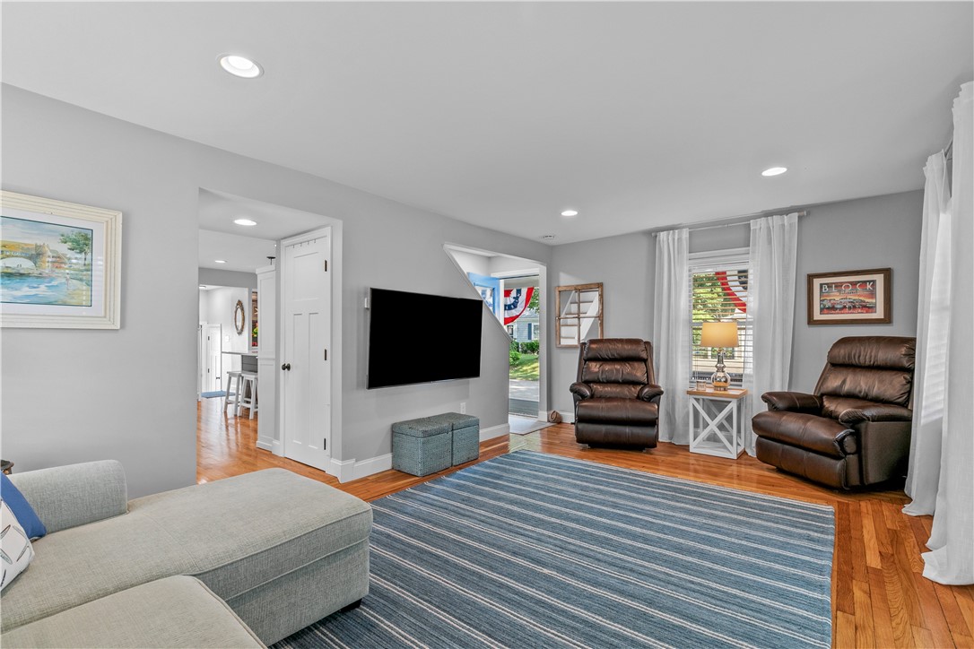 157 Riverside Drive East Providence, RI 02915 - Photo 7 of 38