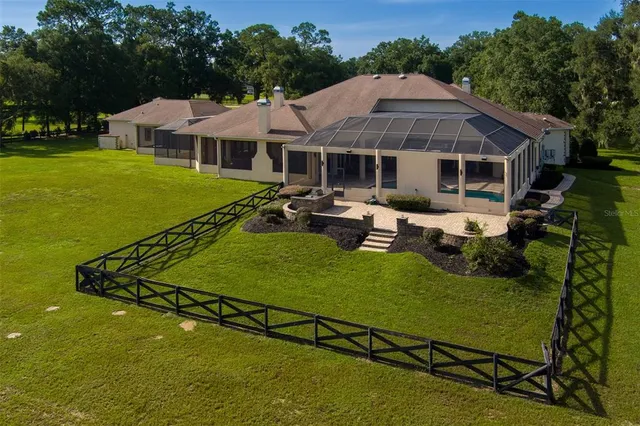 a view of yard with green space