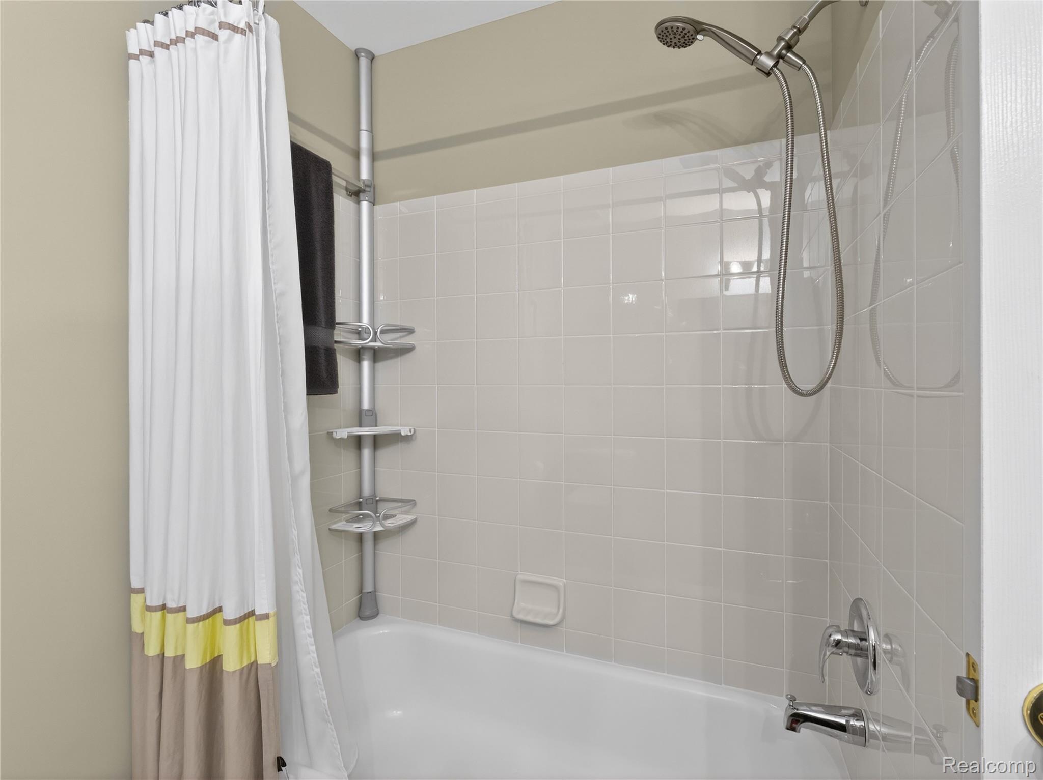 1834 Flagstone Circle, Unit 37 Rochester, MI 48307 - Photo 17 of 31 Full bath featuring shower / bath combo