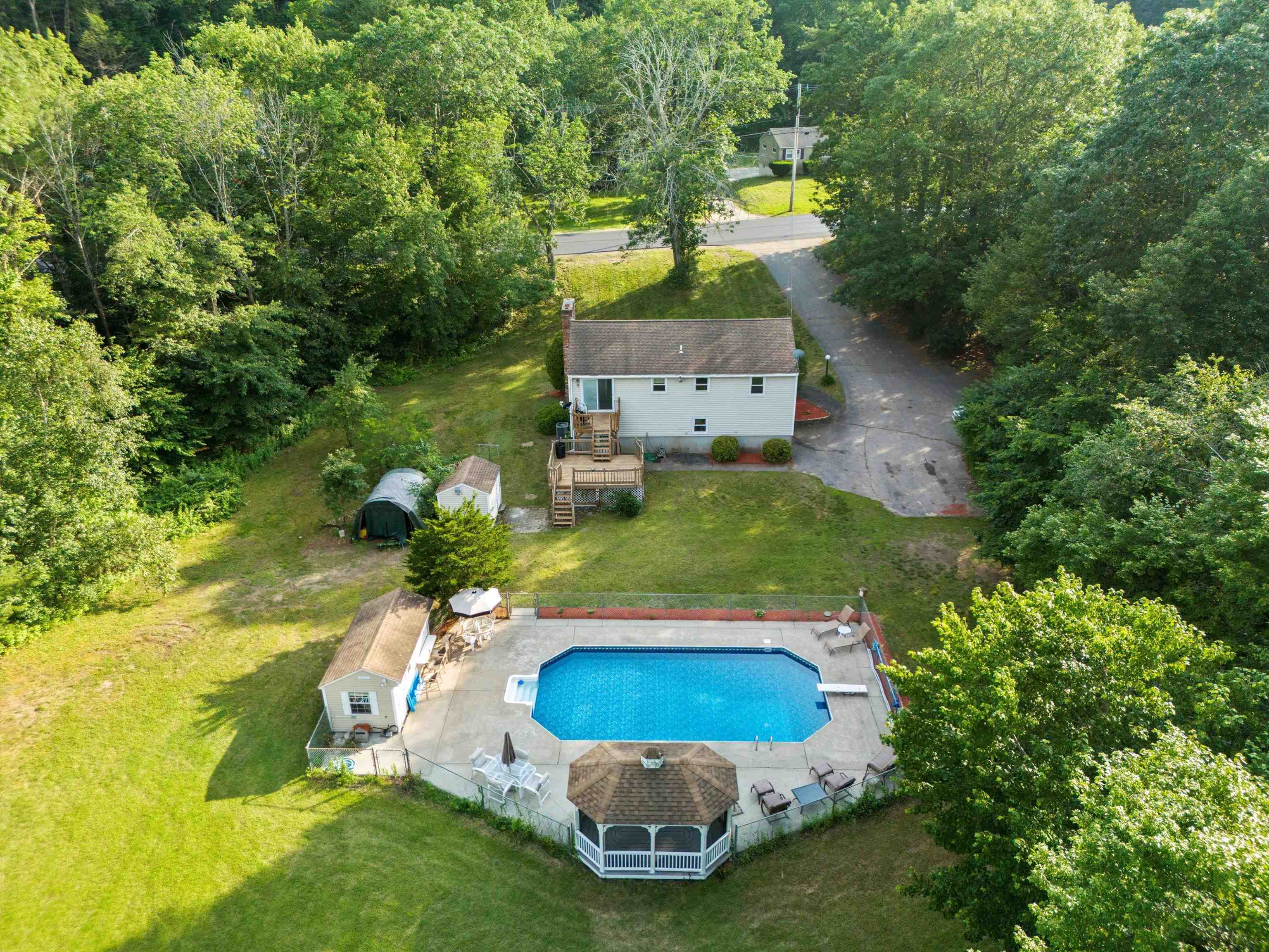1116 Mammoth Road Pelham, NH 03076 - Photo 27 of 38