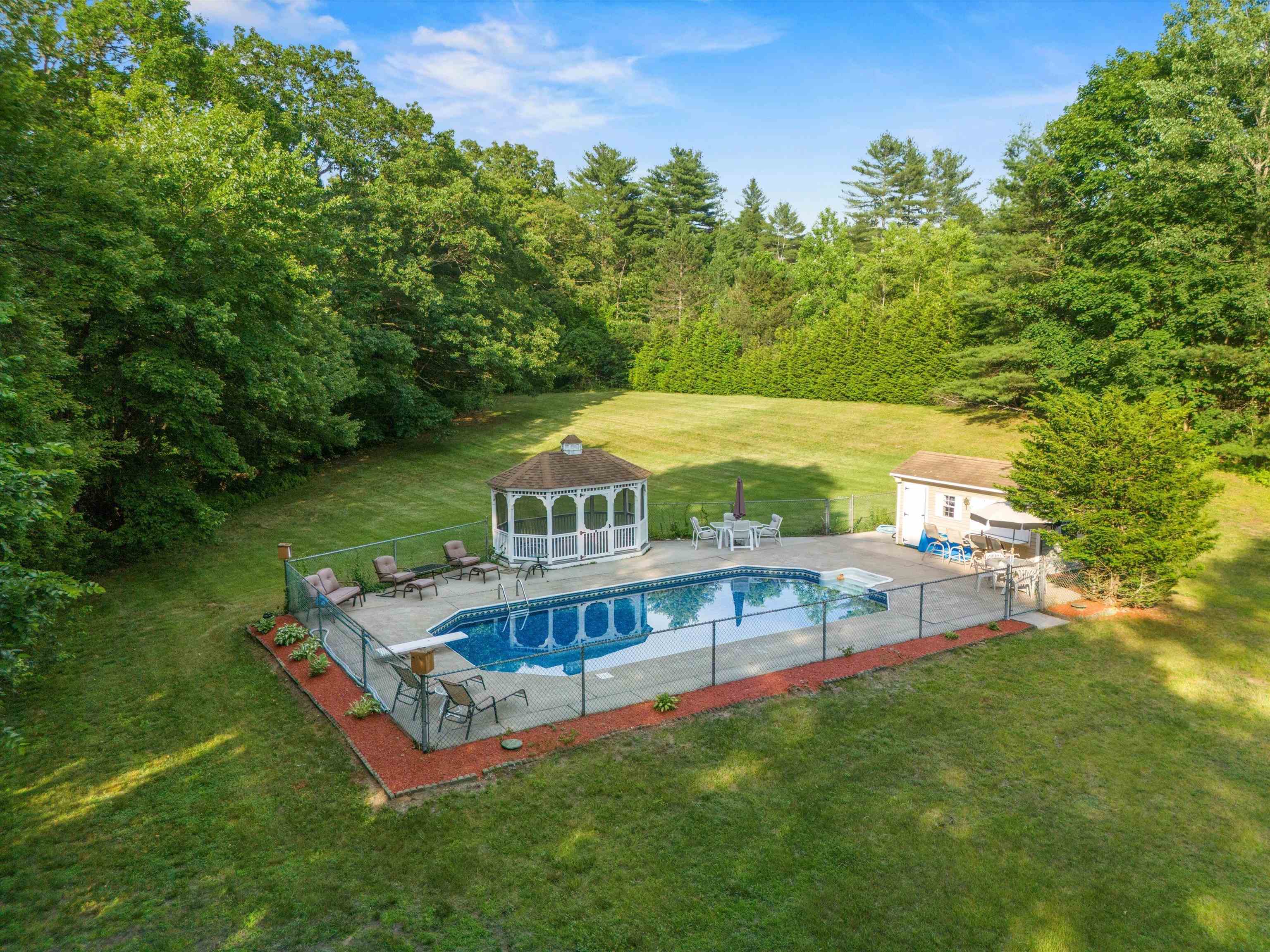 1116 Mammoth Road Pelham, NH 03076 - Photo 29 of 38