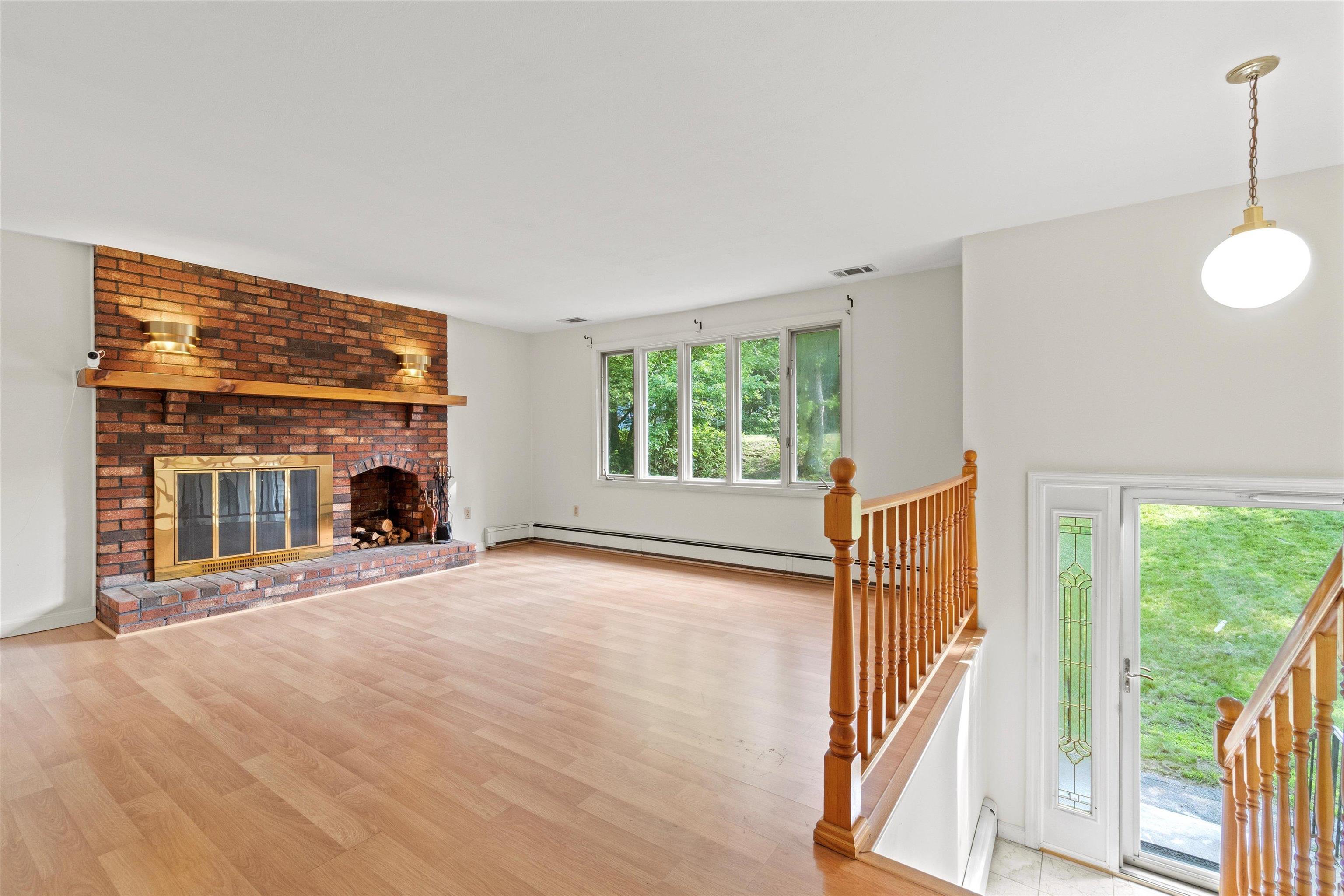 1116 Mammoth Road Pelham, NH 03076 - Photo 4 of 38