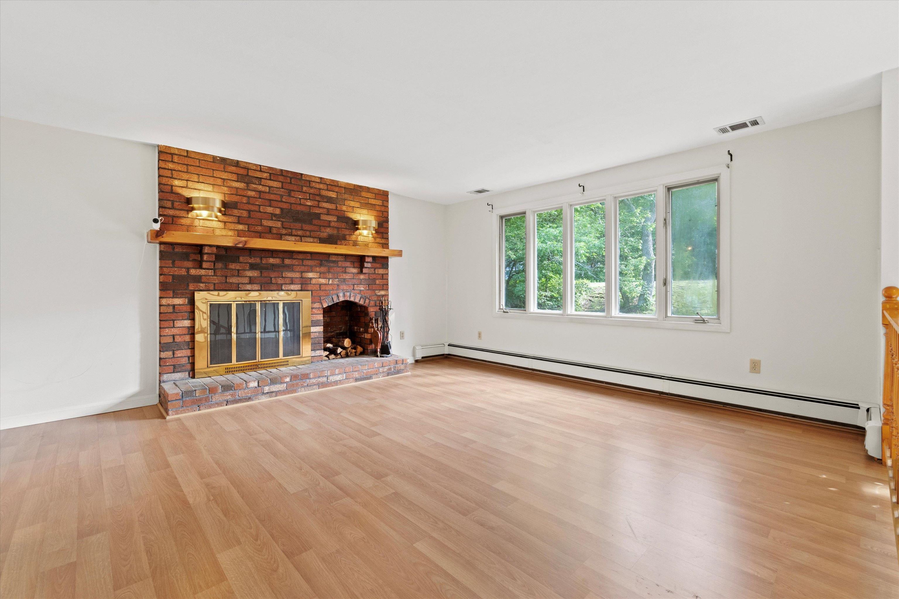 1116 Mammoth Road Pelham, NH 03076 - Photo 5 of 38