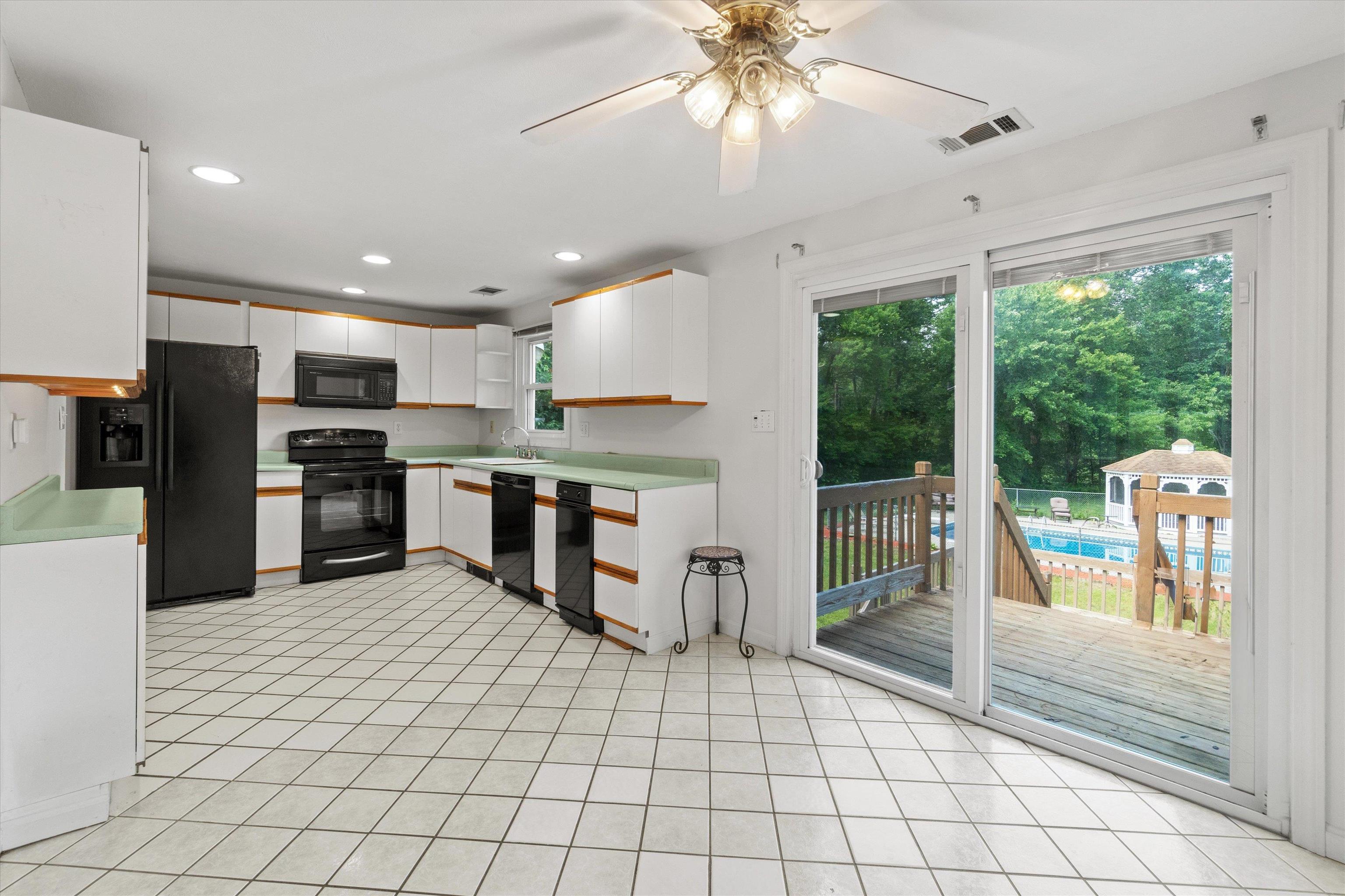 1116 Mammoth Road Pelham, NH 03076 - Photo 7 of 38