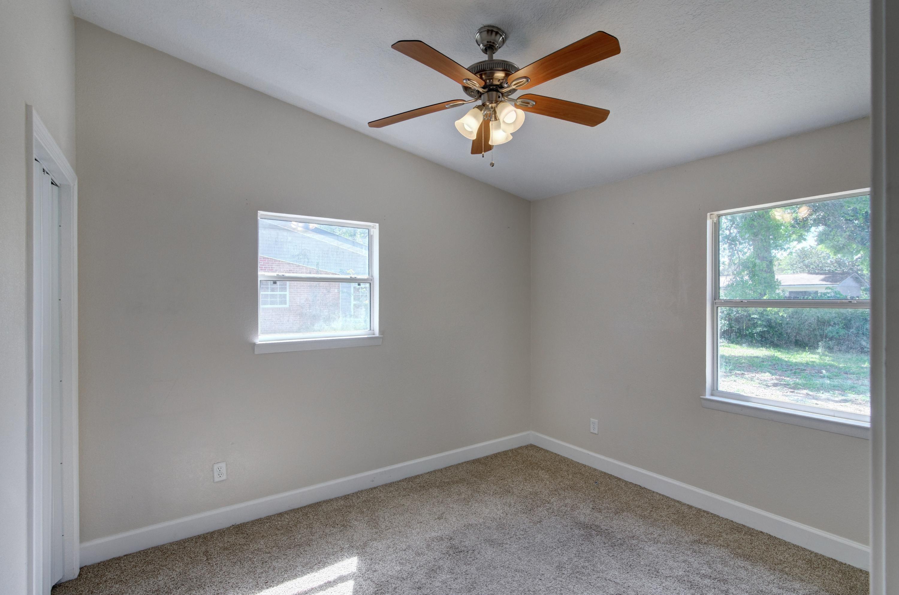 419 Westminster Road Fort Walton Beach, FL 32547 - Photo 28 of 40 an empty room with a window