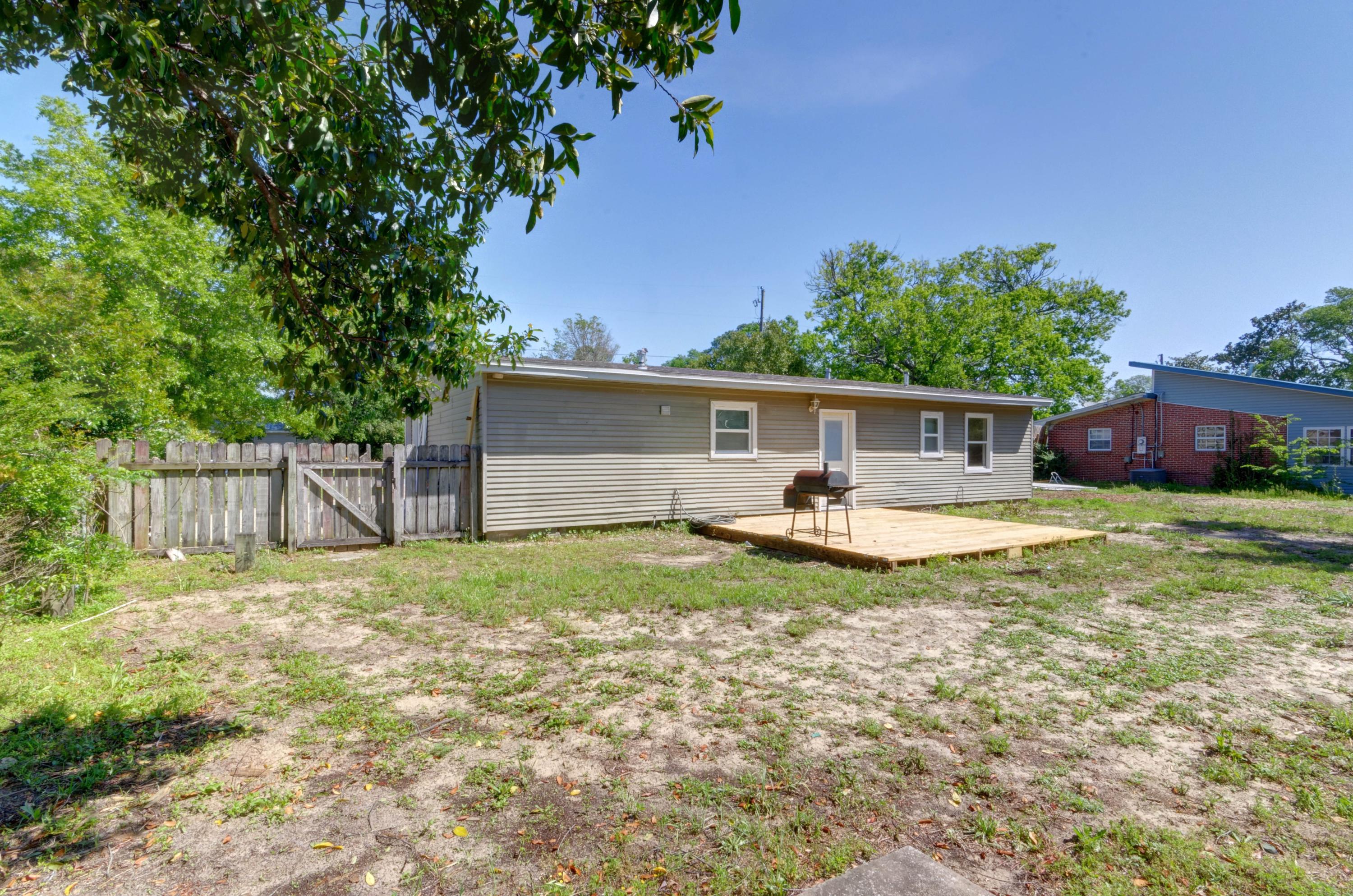 419 Westminster Road Fort Walton Beach, FL 32547 - Photo 35 of 40 a front view of a house with garden