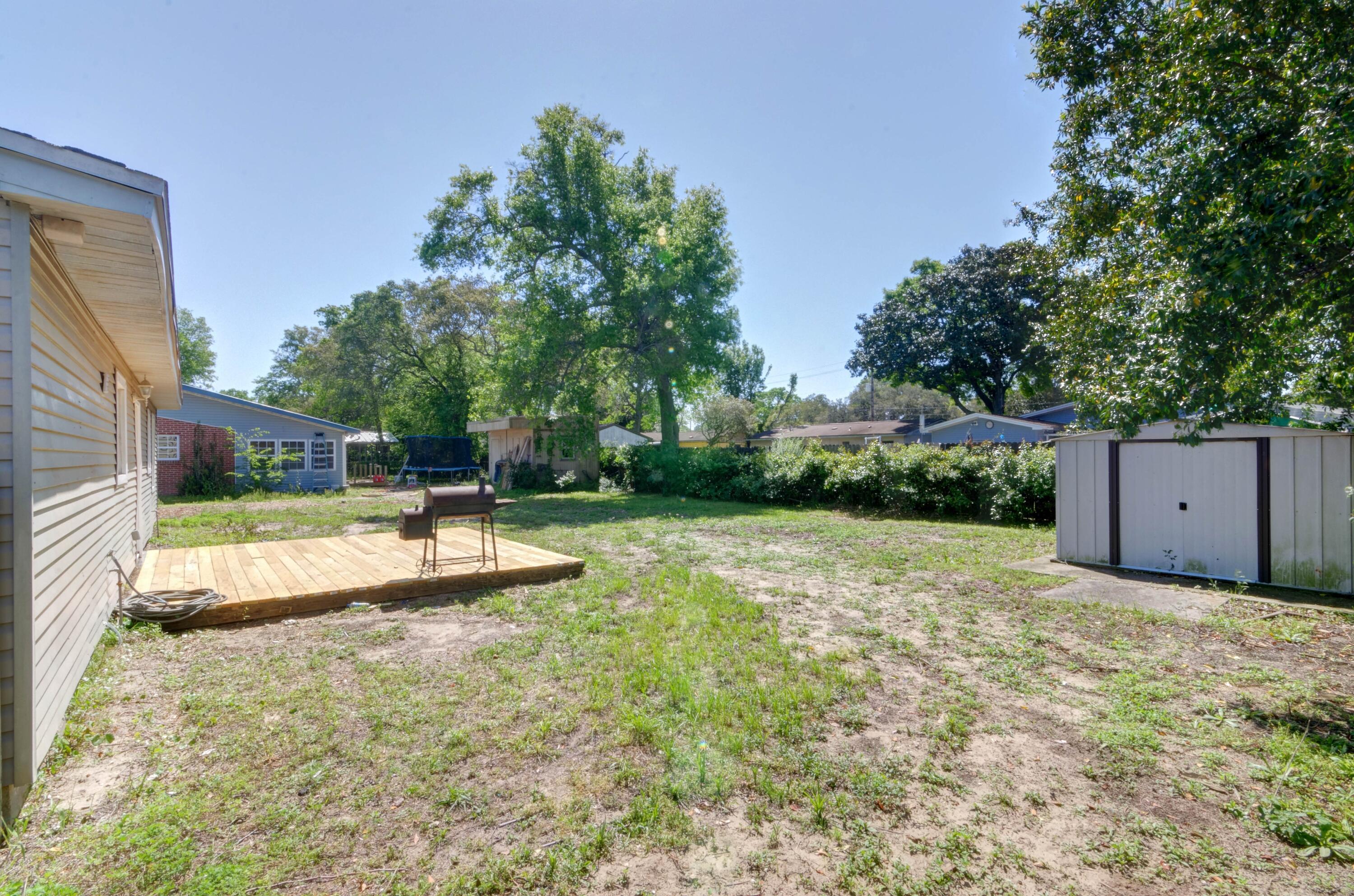 419 Westminster Road Fort Walton Beach, FL 32547 - Photo 36 of 40 a view of a backyard with a fountain