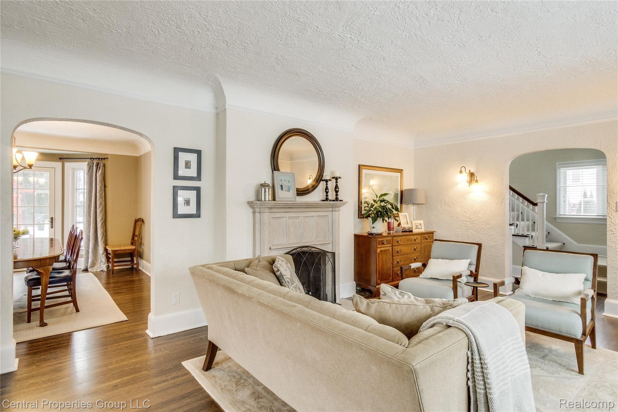 168 Hamilton Road Bloomfield Hills, MI 48301 - Photo 11 of 46 Living room leads into an open dining room.