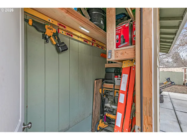 $399,900 | 3712 Colver Road, Phoenix, OR 97535