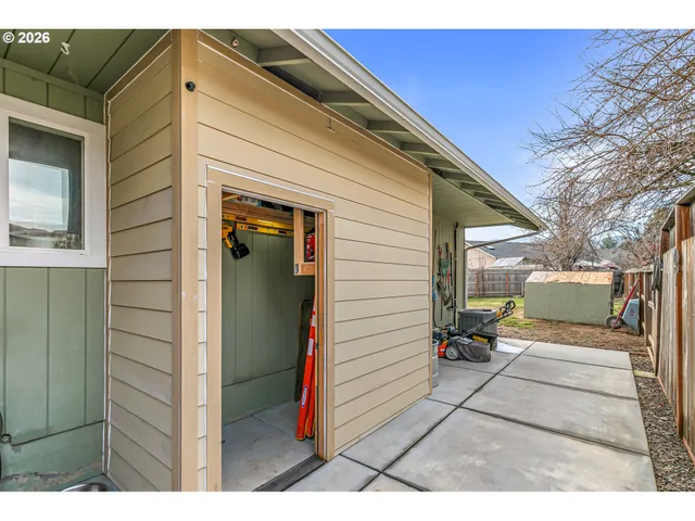 $399,900 | 3712 Colver Road, Phoenix, OR 97535