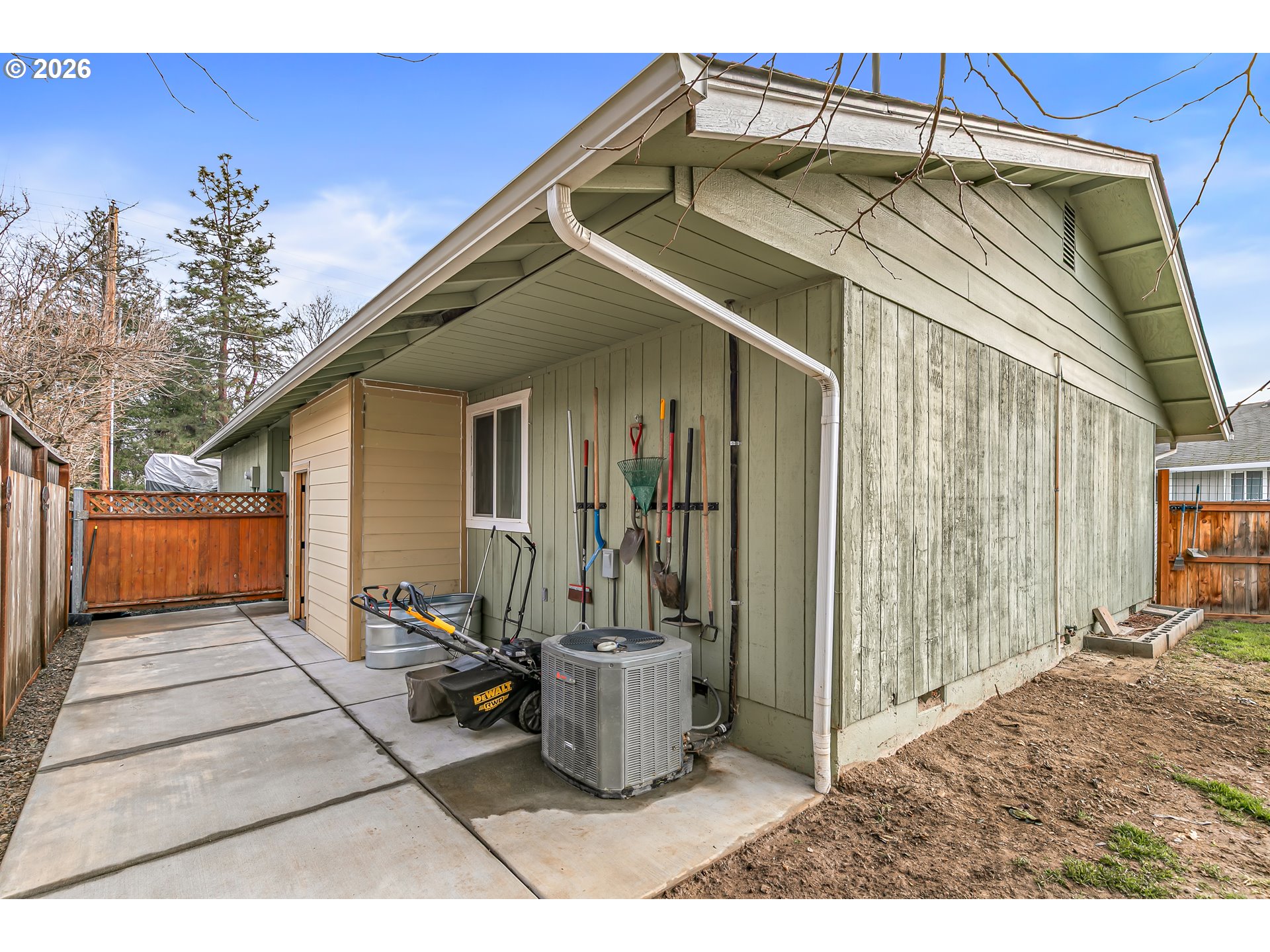 3712 Colver Road Phoenix, OR 97535 - Photo 32 of 38 a backyard of a house with table and chairs