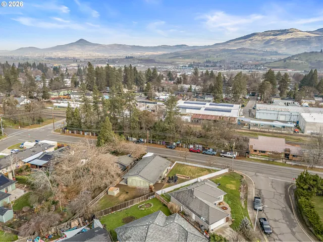 $399,900 | 3712 Colver Road, Phoenix, OR 97535