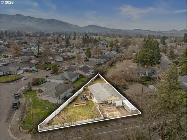 $399,900 | 3712 Colver Road, Phoenix, OR 97535