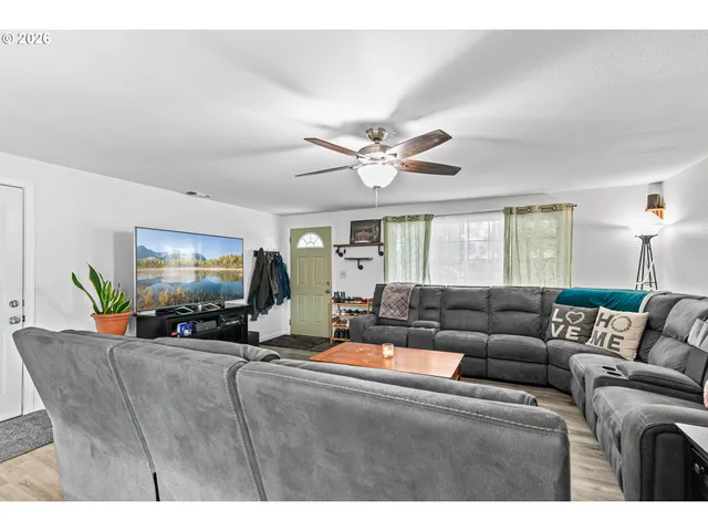 $399,900 | 3712 Colver Road, Phoenix, OR 97535