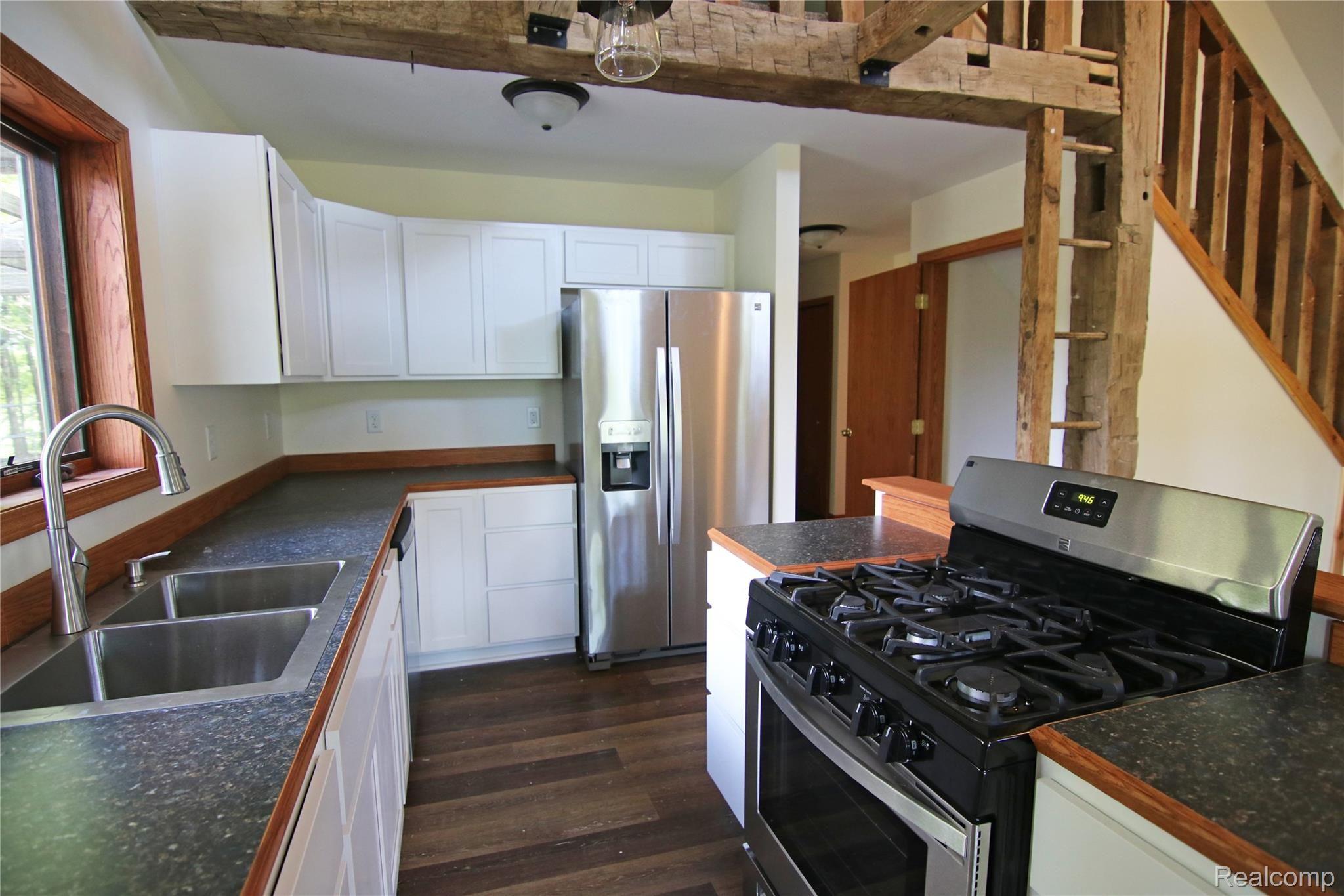 19280 Hickory Ridge Road Fenton, MI 48430 - Photo 11 of 36 19280 Hickory Ridge Kitchen 2.jpg