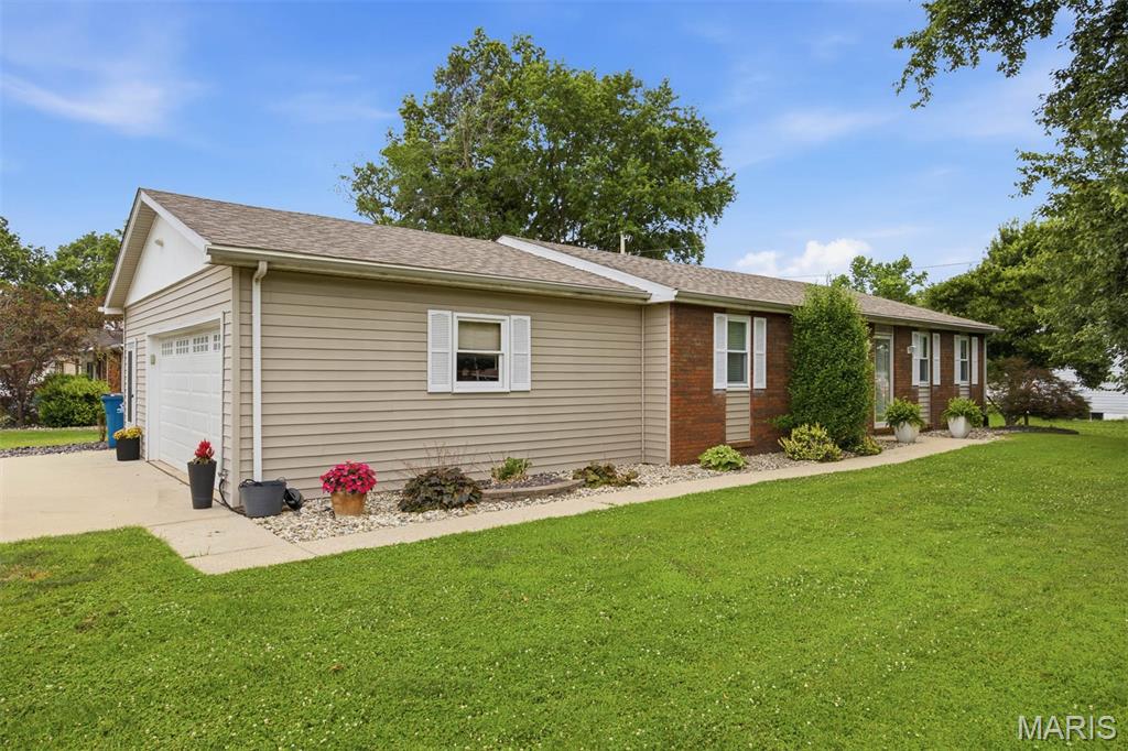 2210 Broadway Highland, IL 62249 - Photo 5 of 41