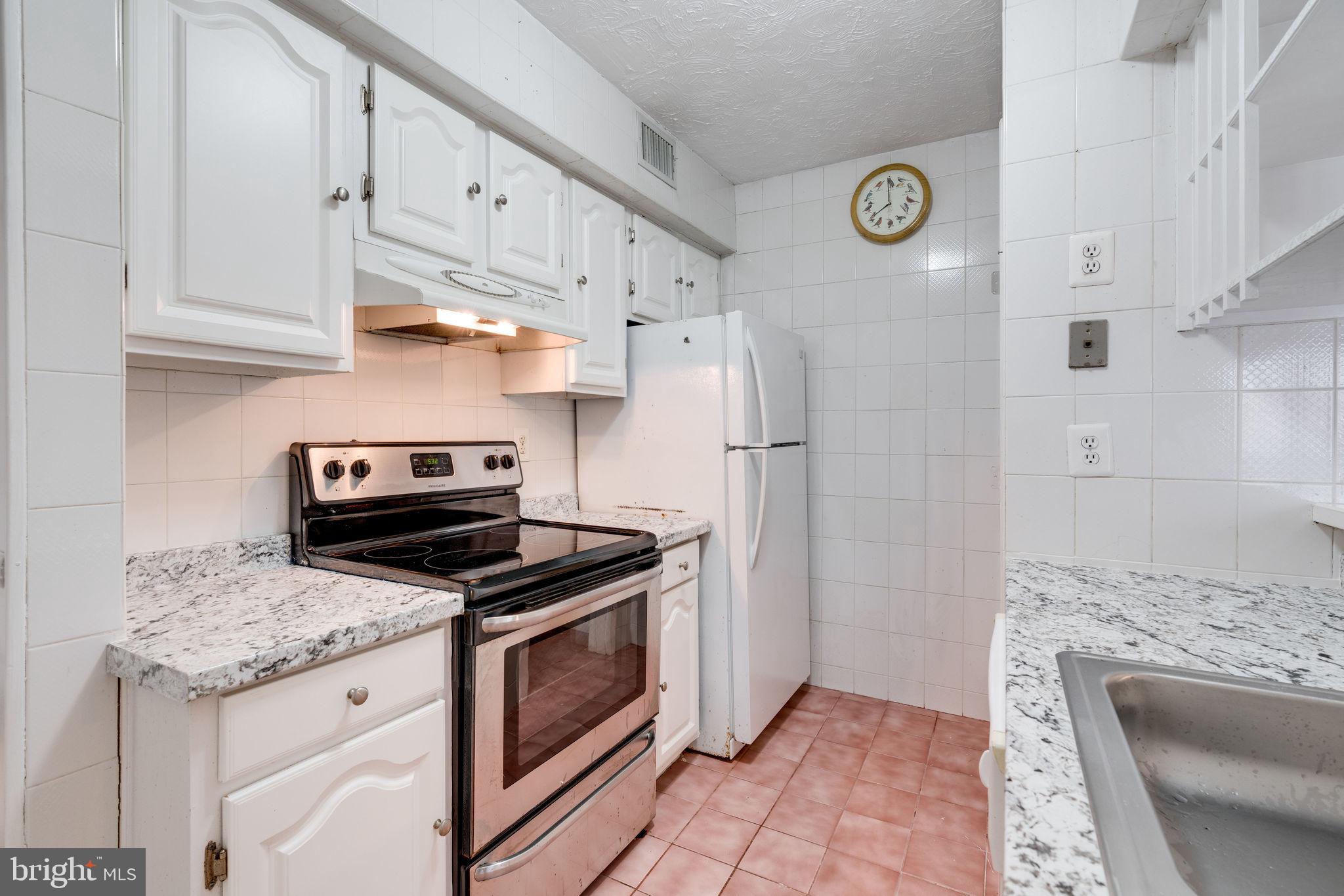 5823 Royal Ridge Drive, Unit P Springfield, VA 22152 - Photo 15 of 48 Functional kitchen