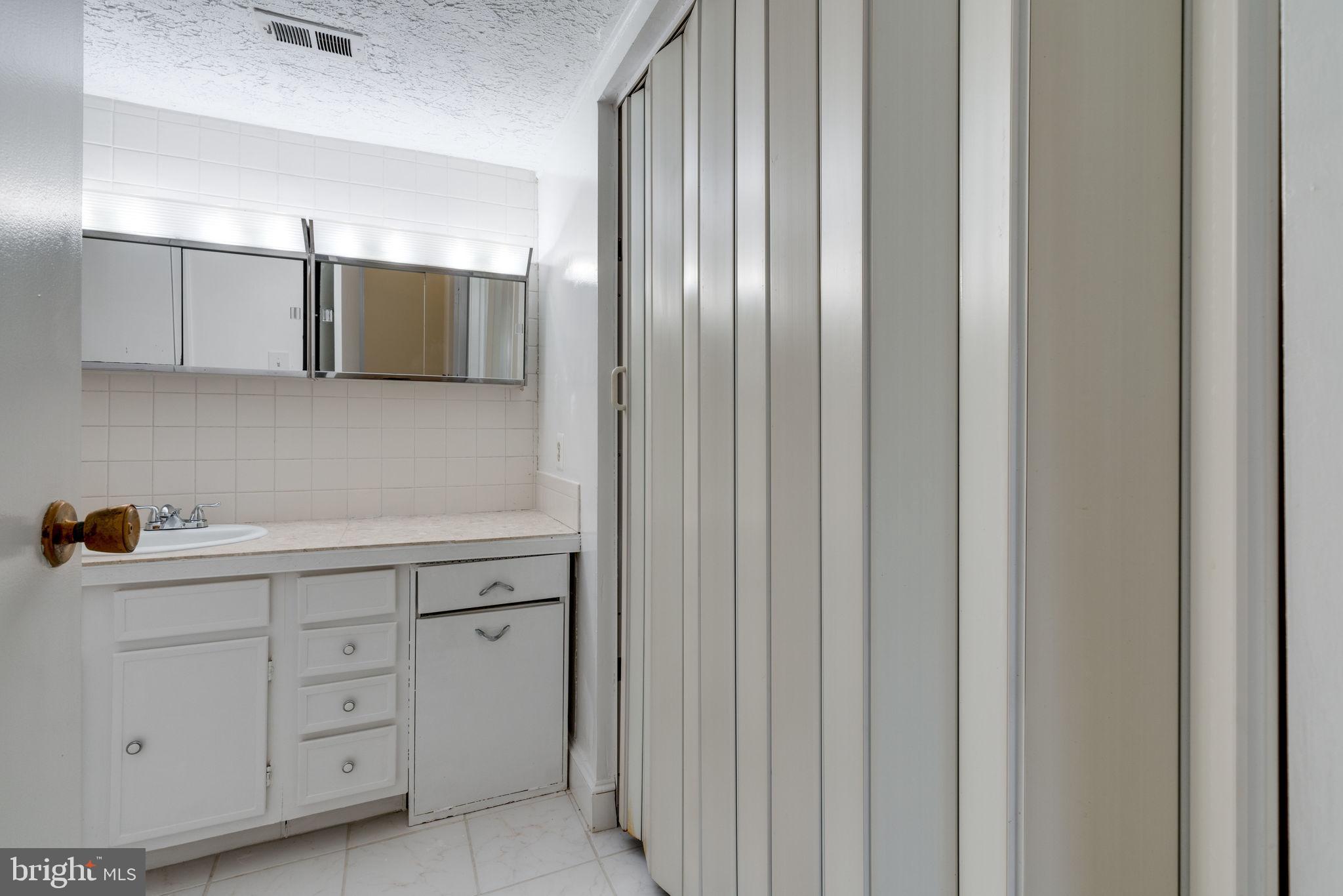 5823 Royal Ridge Drive, Unit P Springfield, VA 22152 - Photo 29 of 48 Large bathroom
