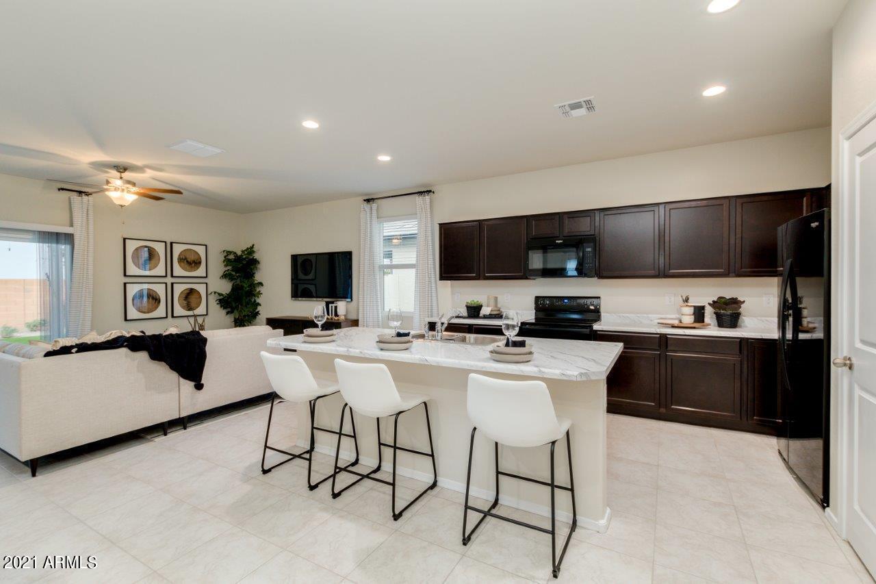 24633 Barley Road Florence, AZ 85132 - Photo 2 of 11 hummingbird great room pic 3