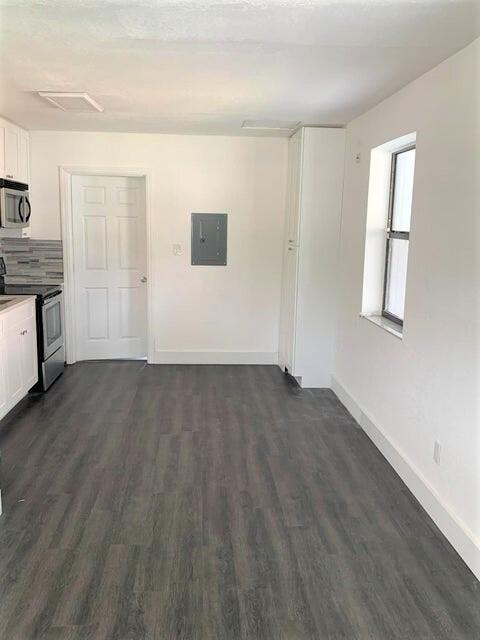 531 West 2nd Street Riviera Beach, FL 33404 - Photo 3 of 12 Dining room.