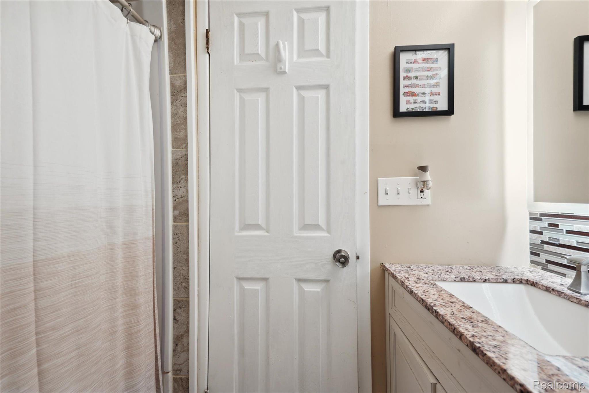 553 Buckingham Road Canton, MI 48188 - Photo 26 of 35 2nd full bathroom on main floor