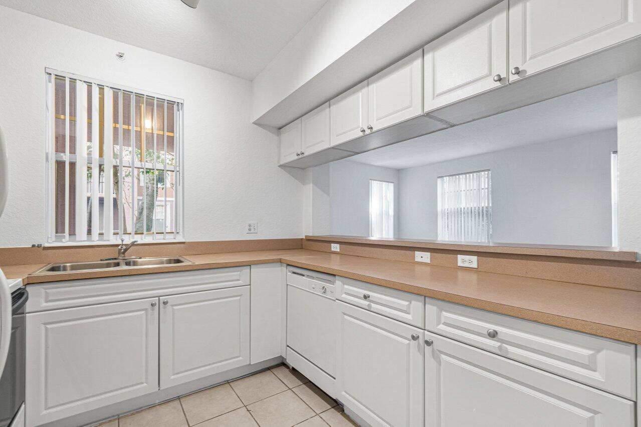 6784 West Sample Road, Unit 6784 Coral Springs, FL 33067 - Photo 9 of 20 Kitchen