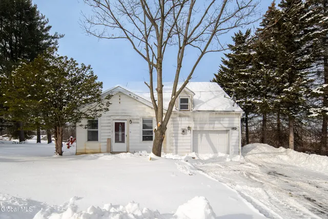 $2,100 | 6 Utica Avenue, Colonie, NY 12110