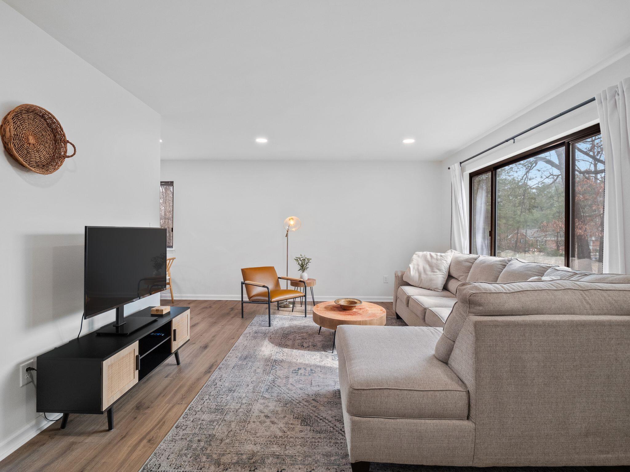 4701 Oak Road Northwest Roanoke, VA 24017 - Photo 4 of 28 06-4701 Oak Rd NW-MFW Media