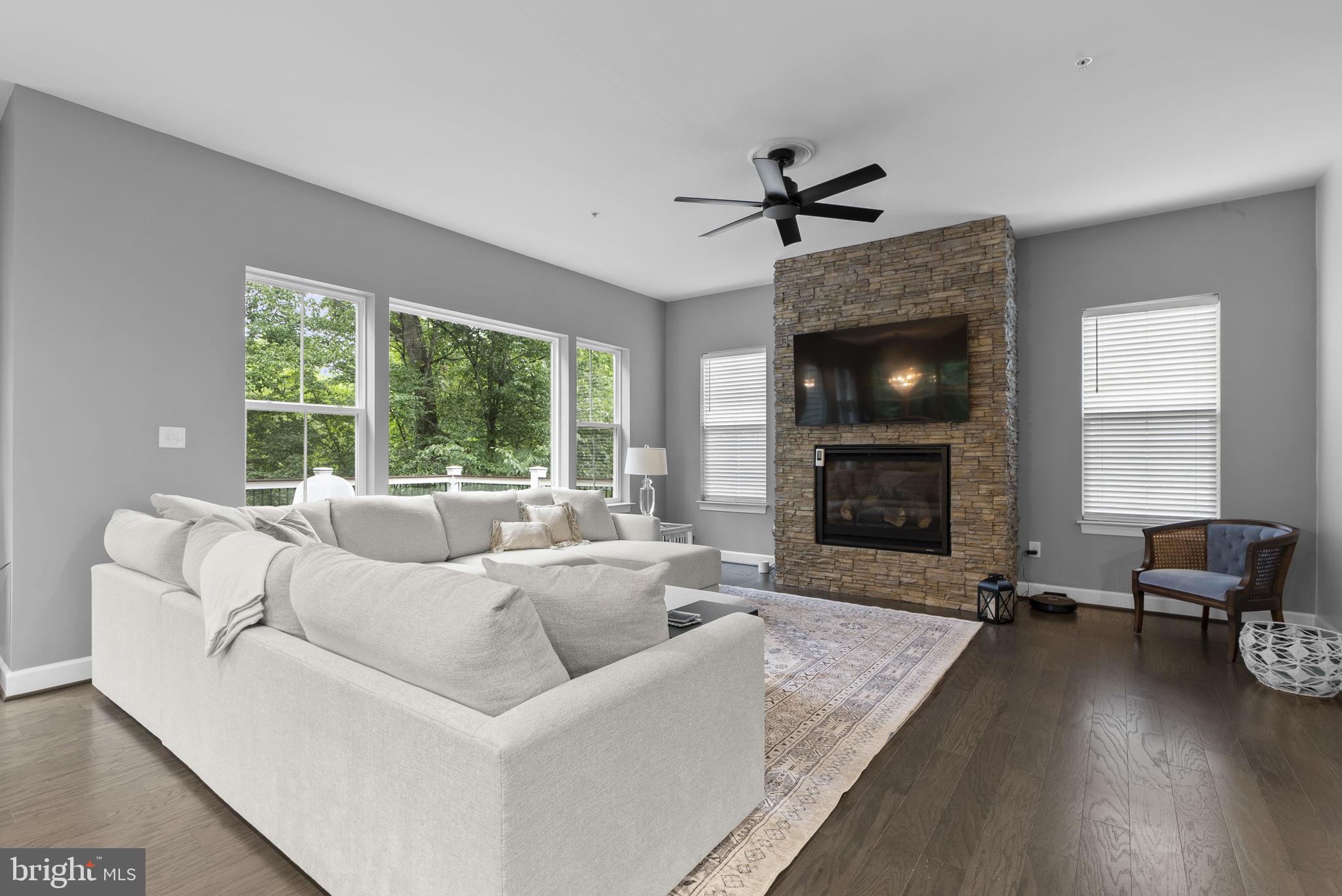 6822 West Shavano Road New Market, MD 21774 - Photo 9 of 59 Living Room