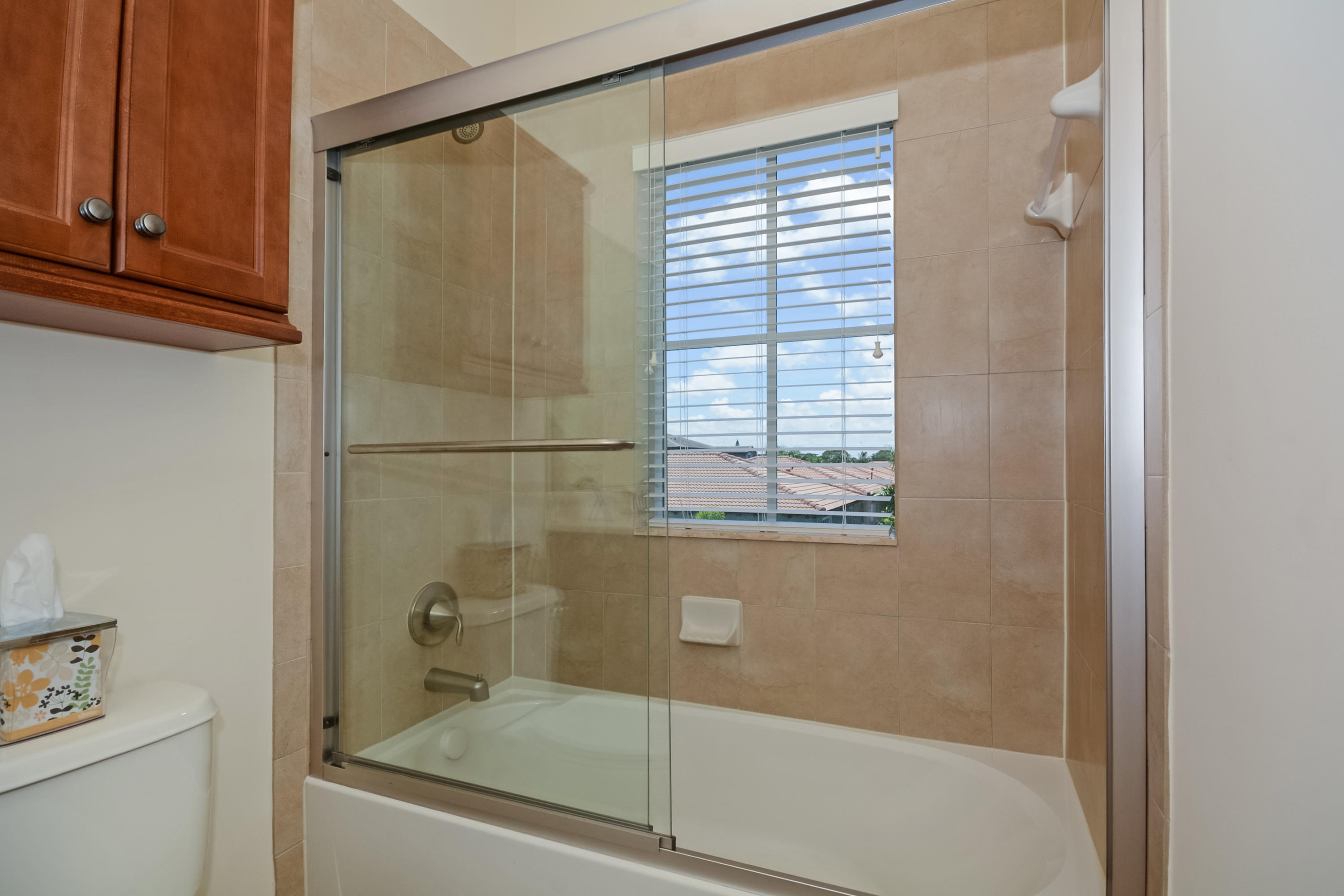 87 Northwest Hawthorne Place Boca Raton, FL 33432 - Photo 29 of 38 Guest Bath