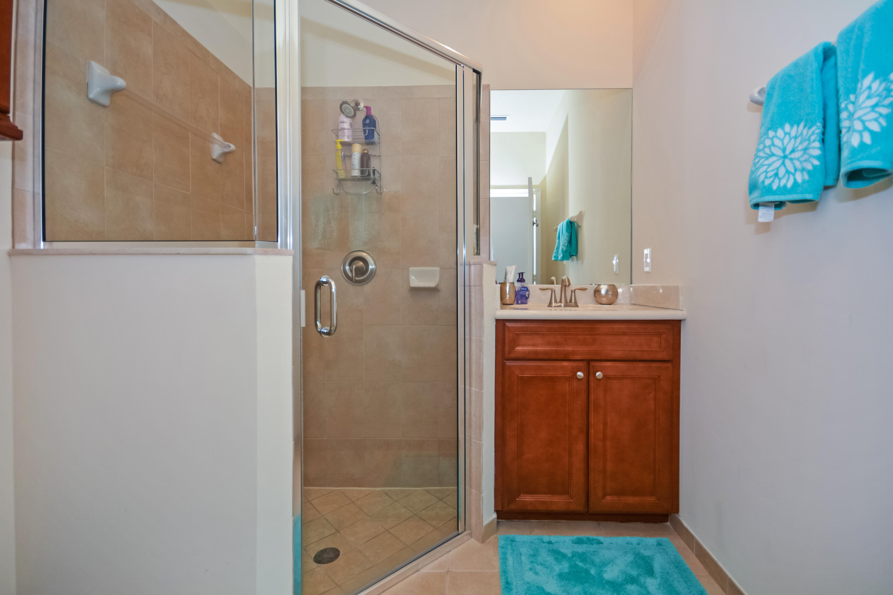 87 Northwest Hawthorne Place Boca Raton, FL 33432 - Photo 30 of 38 Guest Bath