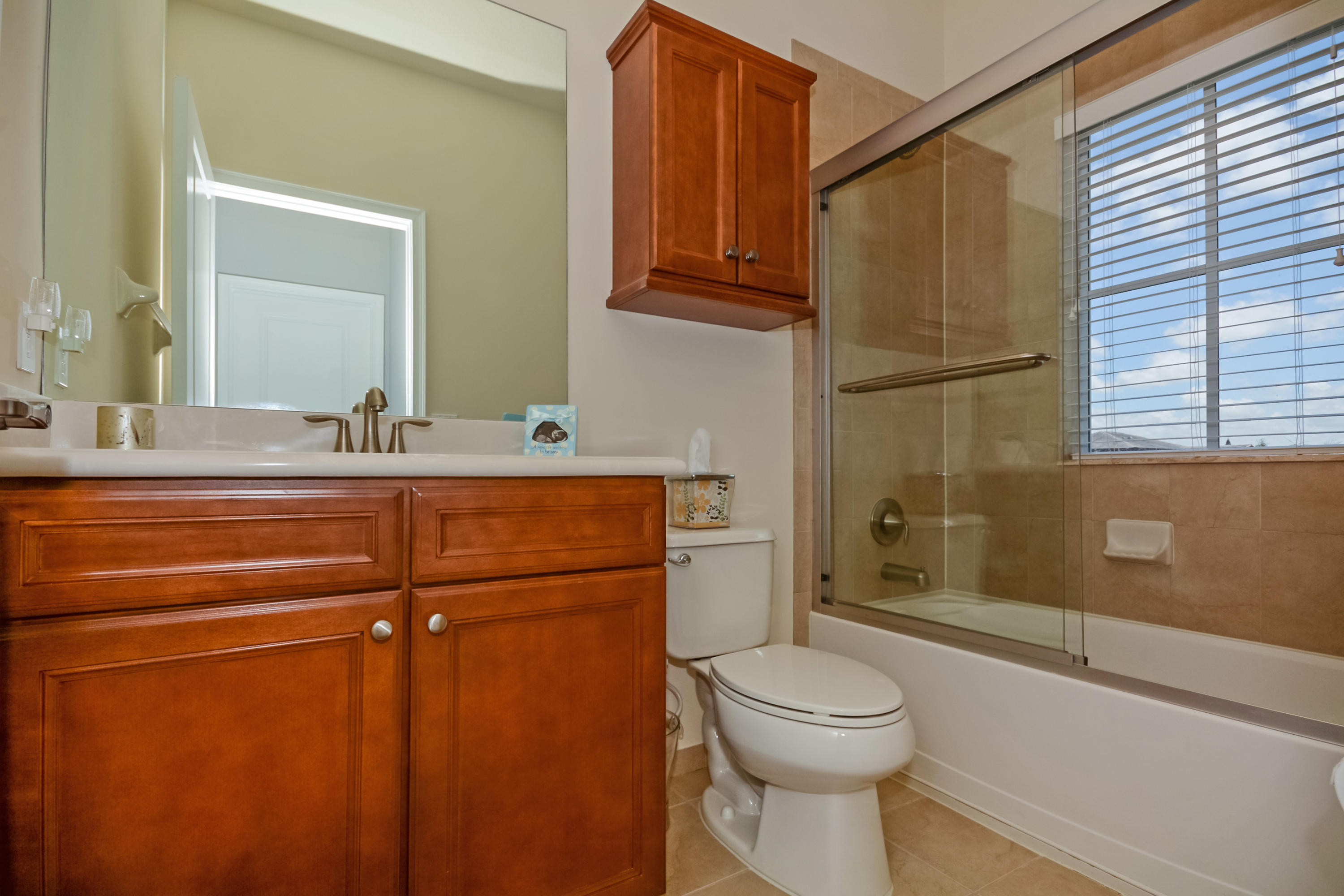 87 Northwest Hawthorne Place Boca Raton, FL 33432 - Photo 31 of 38 Guest Bath