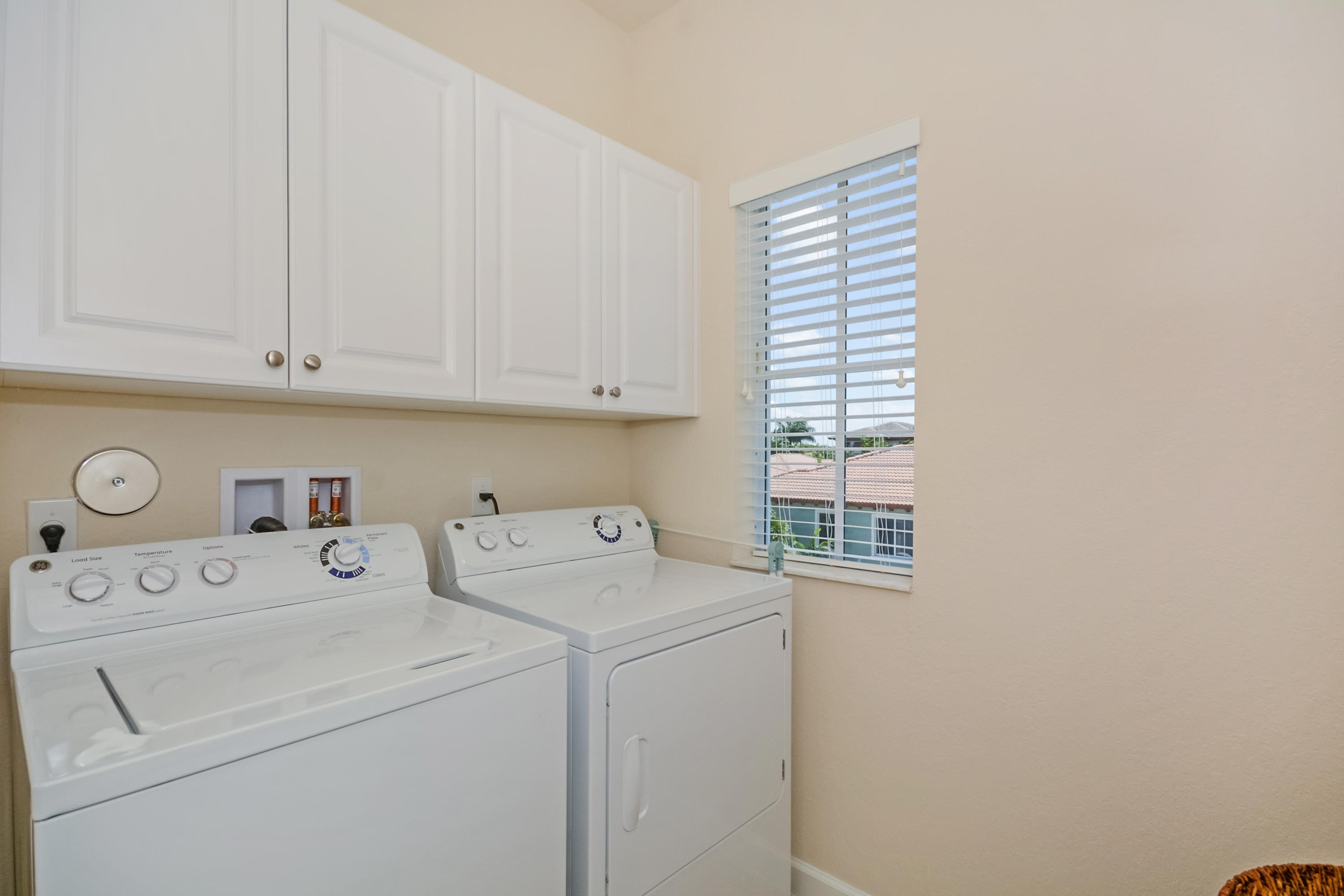87 Northwest Hawthorne Place Boca Raton, FL 33432 - Photo 33 of 38 Laundry Room
