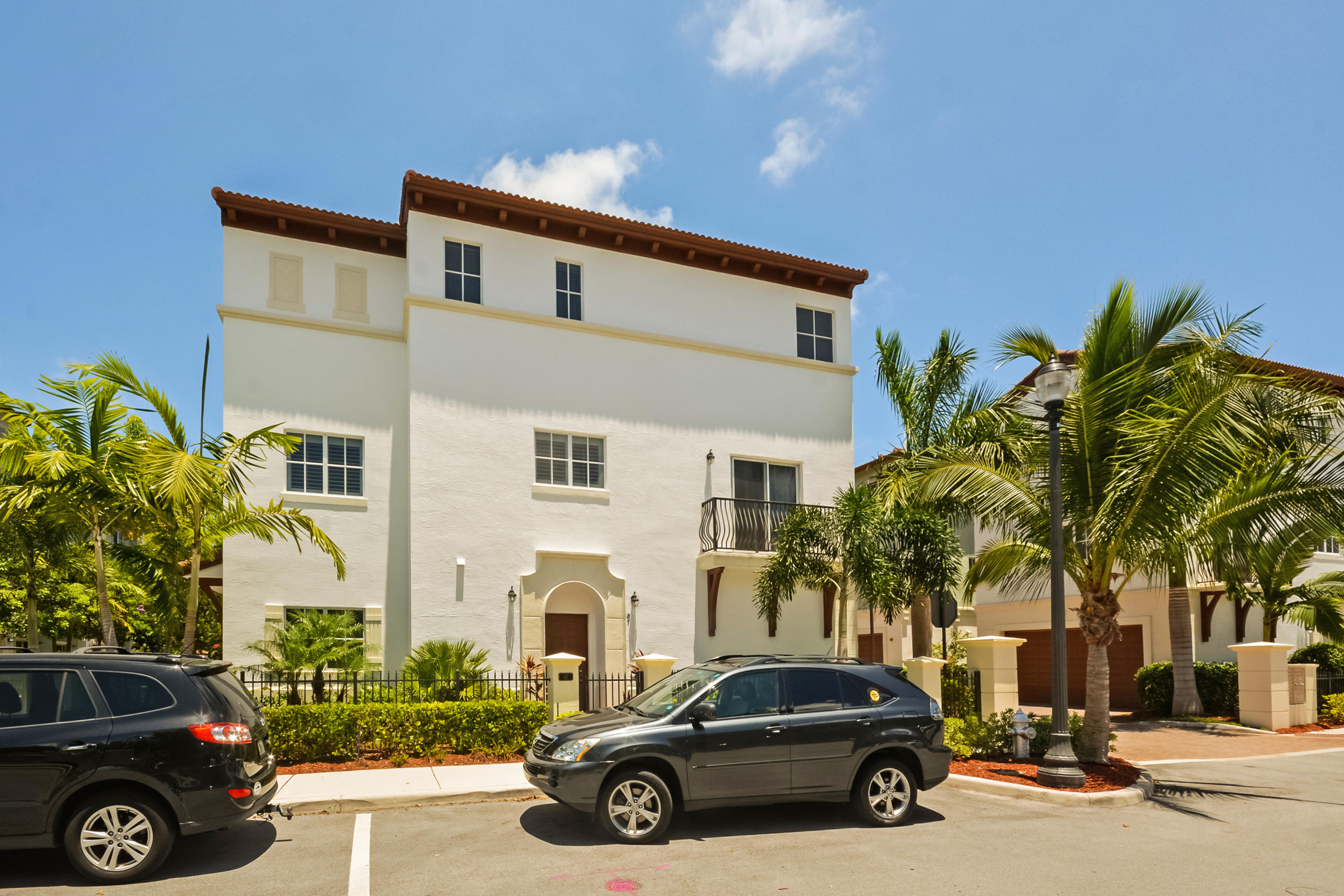 87 Northwest Hawthorne Place Boca Raton, FL 33432 - Photo 6 of 38 Side Exterior