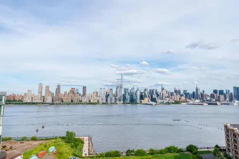 $1,750,000 | 9 Ave At Port Imperial, Unit 810, West New York, NJ 07093
