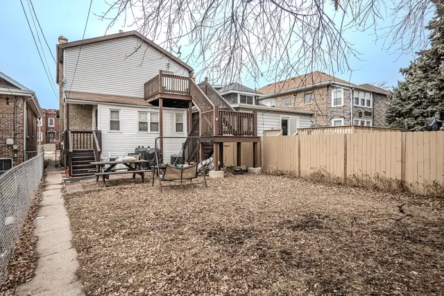 a view of a house with backyard